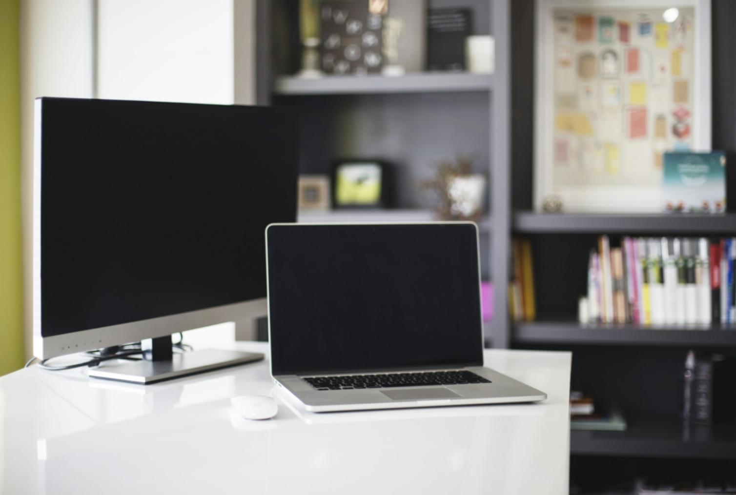 Группа участников обсуждает бизнес-план